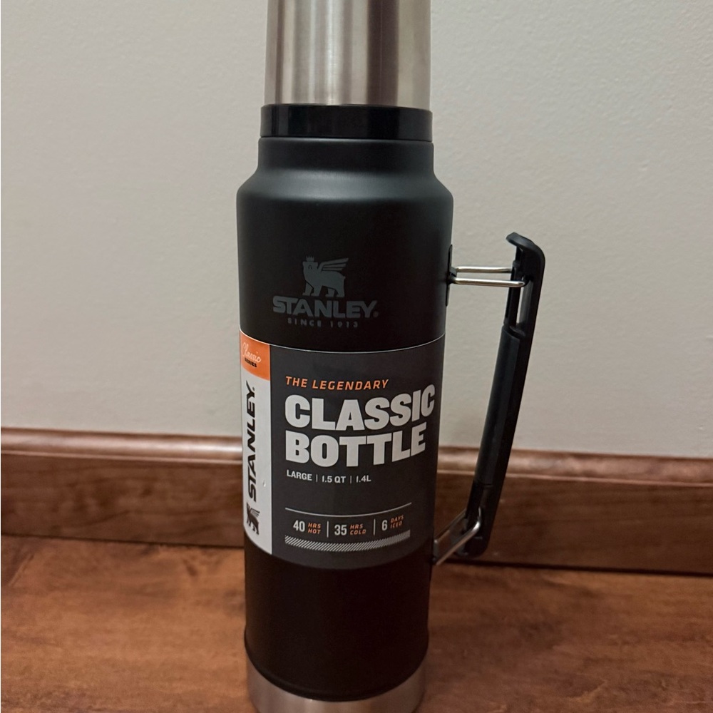 NWT Stanley The Legendary Classic Bottle 1.5 qt